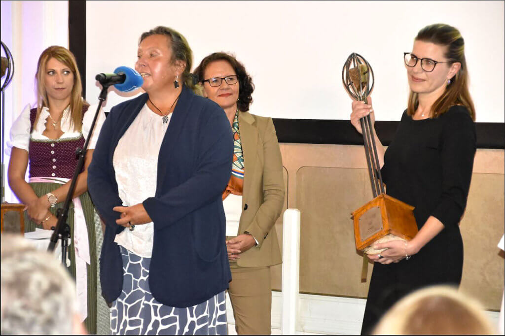 Susanne Radke und Claudia Haberl nehmen von LR Daniela Gutschi den Regionalitätspreis entgegenionalitäts